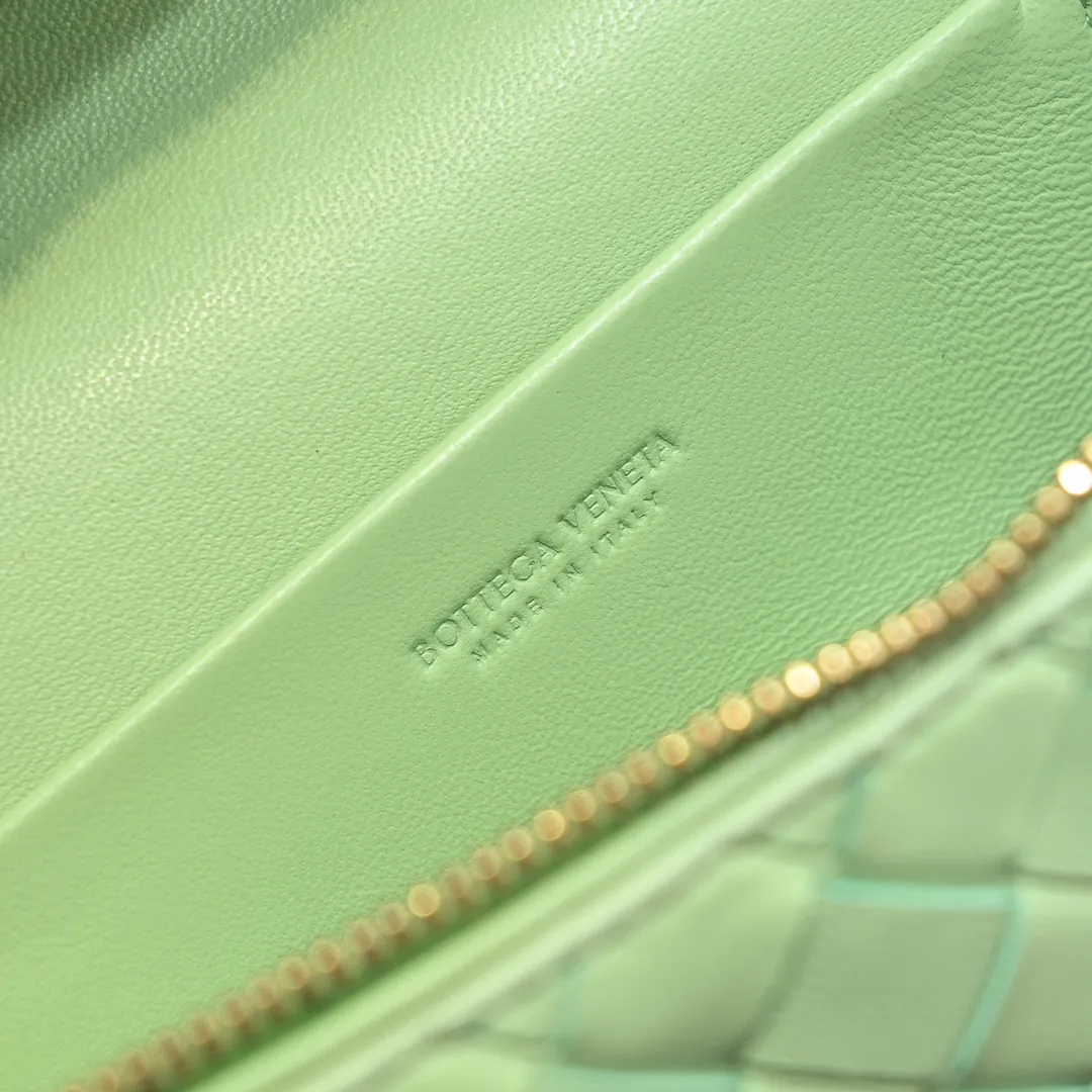 Batch 1360 Bottega Veneta 24 spring and summer woven zipper crossbody bag. A crossbody bag that can be used as a cosmetic bag. The exquisite weaving and compact body are an indispensable accessory for the upcoming summer. The double zipper also better protects the bag. It has a large capacity. If you like it, don’t miss it. Style number: 9109 Size: 22*12.5*5cm